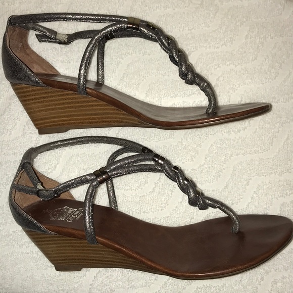 Woman’s wedge sandal. - Picture 2 of 5